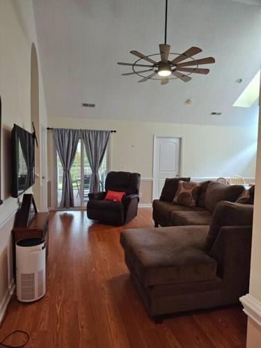 New Bern House | Workers Love It Here! 3 Bedroom House with screened in porch