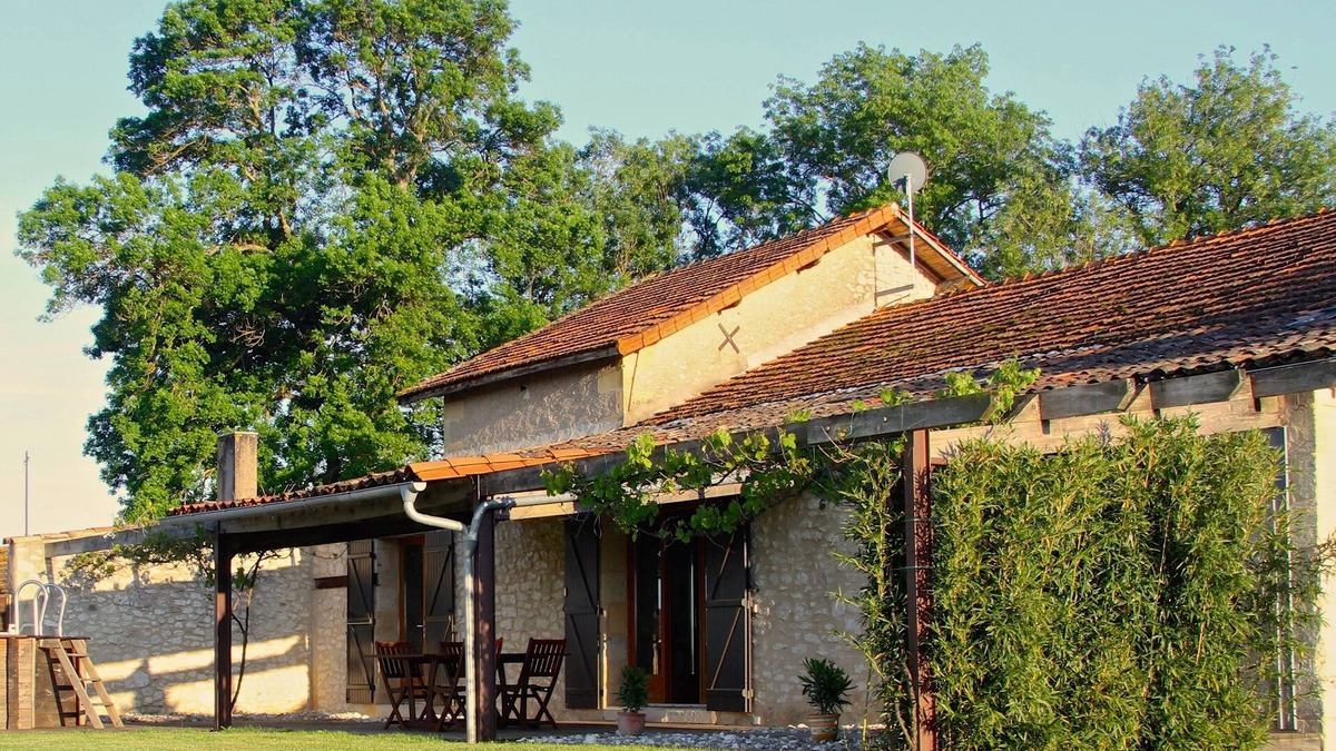 Saussignac House | Workshop Conversion - within a vineyard, views, pool, wifi, bikes & games-room