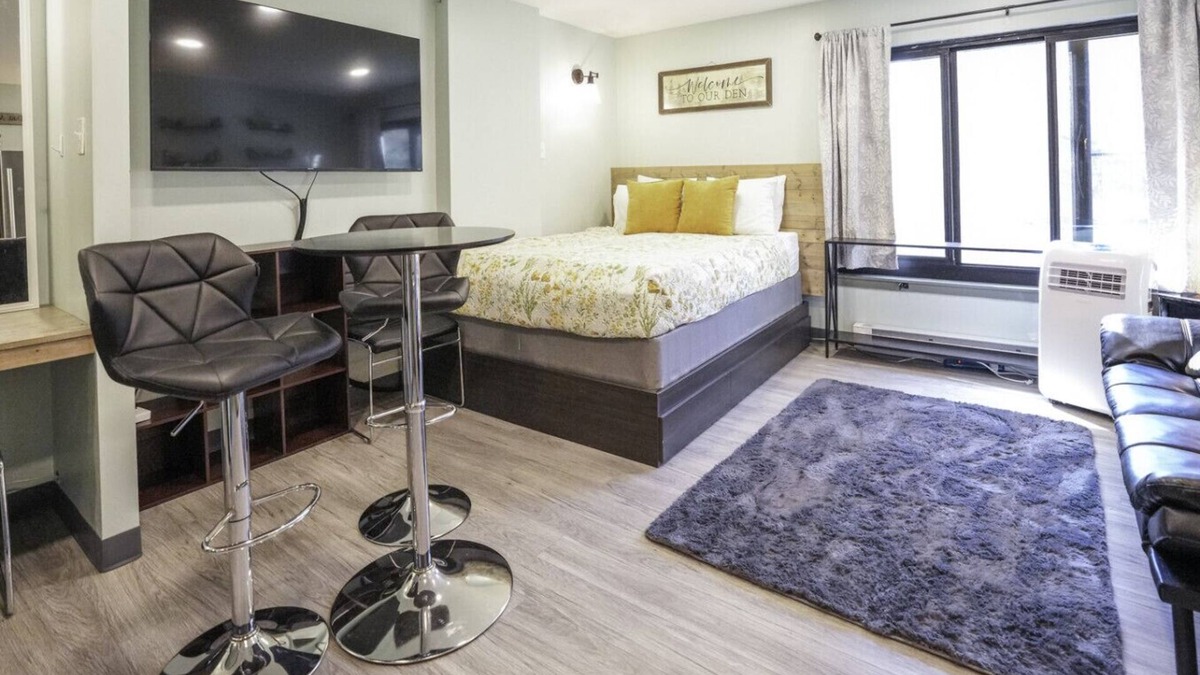 Snowshoe Apartment | Workspace Studio. Ski-In/Ski-Out. Convenient. AC!