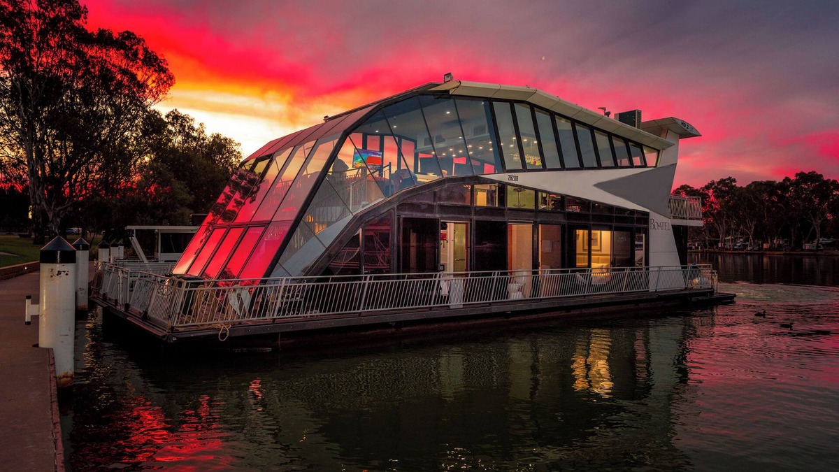 Nichols Point Boat Rental | World Luxury Award WINNER 6 STAR HOUSEBOAT Mildura 5 KINGS with private ensuites