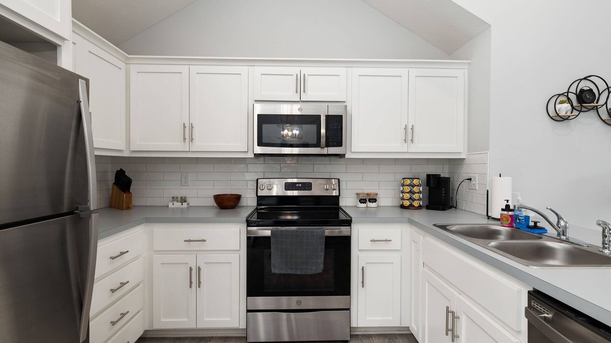 Claycomo House | Worlds of Fun Retreat: 4BR Home K n Q BD Sleeps 10