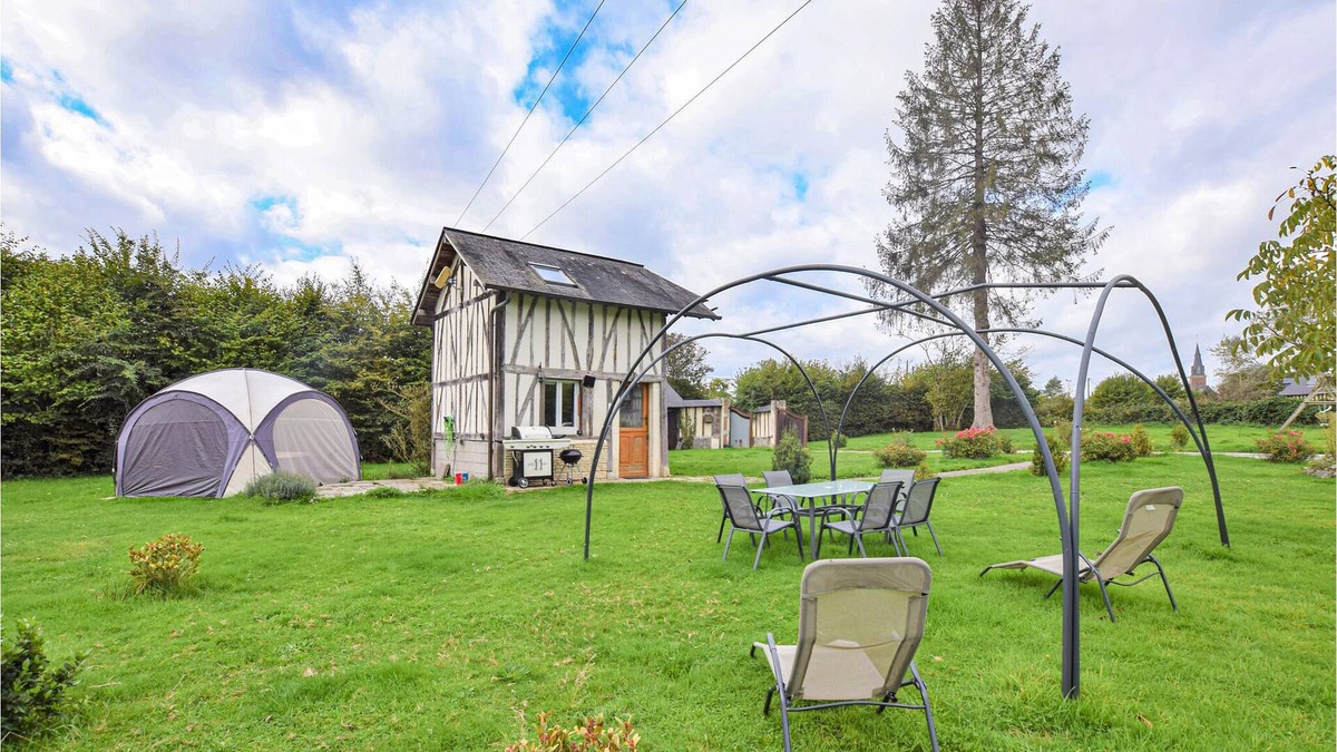 Le Theil-en-Auge House | Would you like to live like in a fairy tale? Then this extremely charming, family-friendly vacation