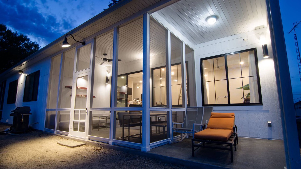 Monticello House | WOW-modern NEW house on Lake Shafer: Hot tub, beach, firepit, playground, games!