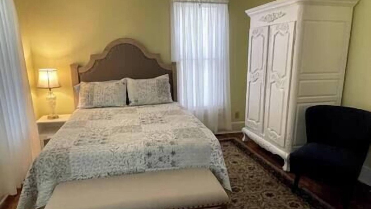 Atchison House | WOW! Near MGP; Benedictine <2 miles. 3br 1.5 BA