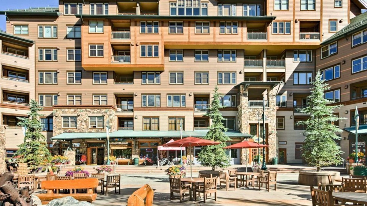 Winter Park Condo | WP Base! Zephyr Mtn Ldge 1BR Ski In/Out, Smart TVs, solo WiFi, NEW BATH & CARPET