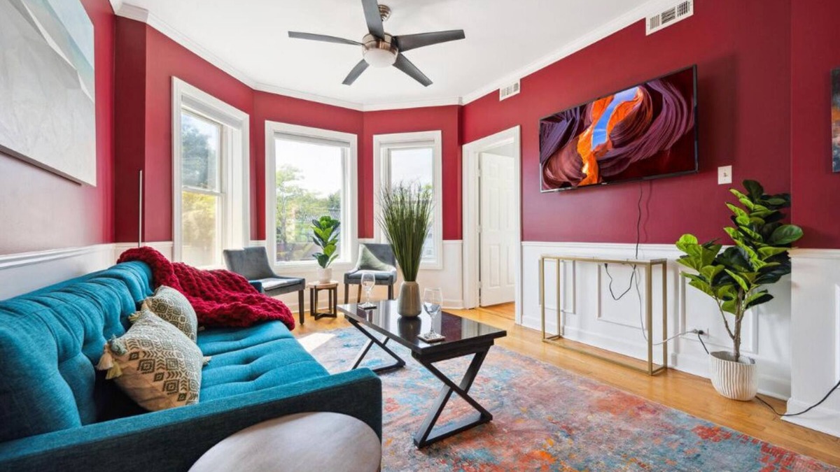 Lakeview Apartment | Wrigley 4BR Home, Sleeps 10, Firepit