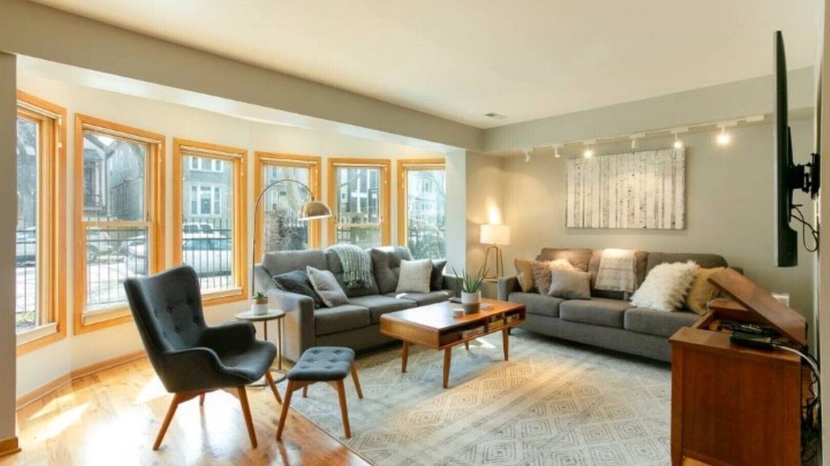 Lakeview House | Wrigley Field/Lakeview -Entire Home- Large Groups!