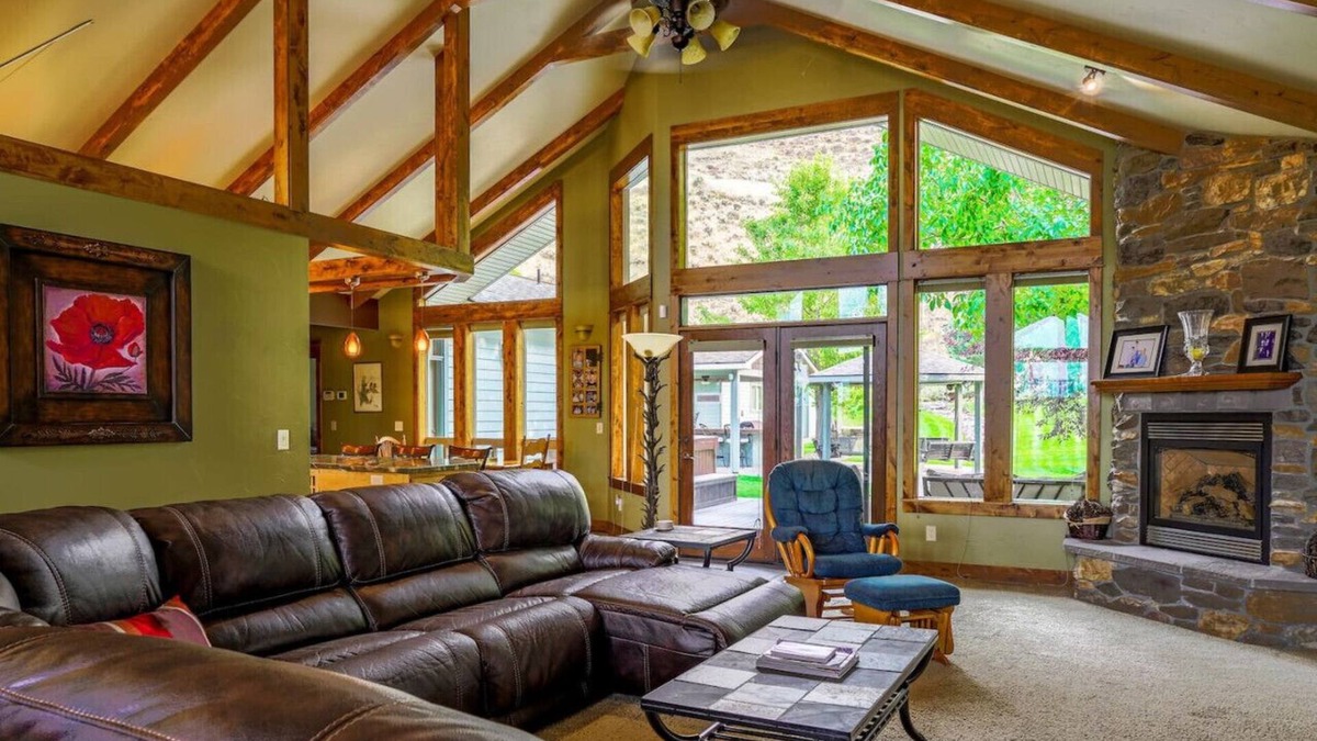 Baker City Apartment | Wunder House, Sleeps 14!