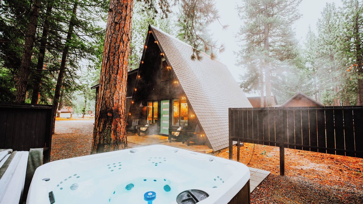 Cle Elum Cabin | WunderDigs | FUNGI-tastic AFrame wModern Comforts