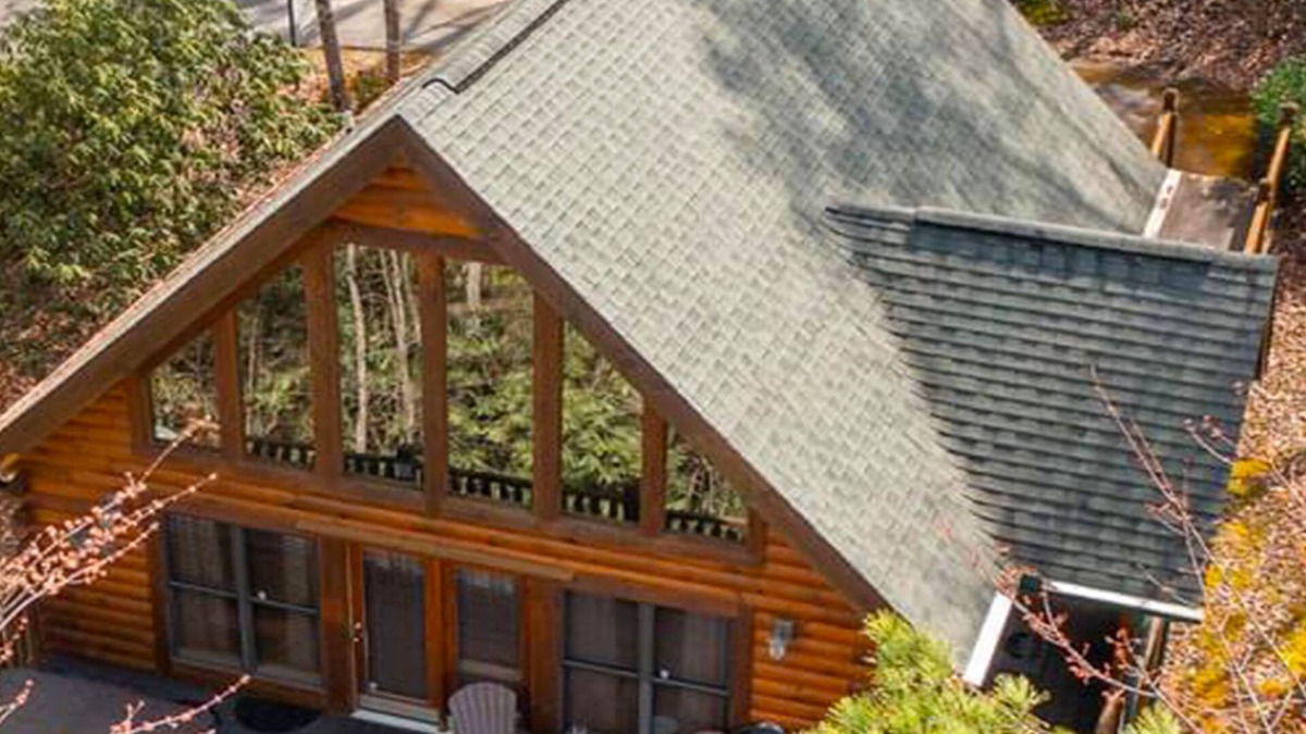 Gatlinburg - Pigeon Forge Cabin | Wuzzy's Flophouse (2-Bedroom Cabin) by RedAwning