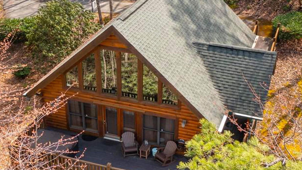 Gatlinburg - Pigeon Forge Cabin | Wuzzy's Flophouse - WiFi/Arcade Game/Sauna/Hot Tub/Fireplace
