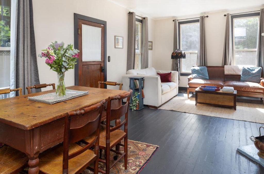 Carlton House | Wynkoop at Carlton: Taste of Europe, Walk to Wineries, Dog Friendly