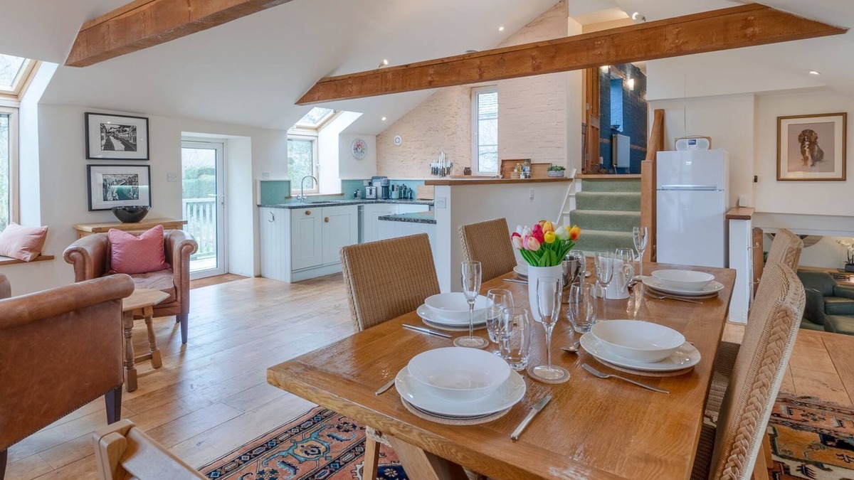 Malmesbury Cottage | Wynyard Mill, Malmesbury - sleeps 6 guests in 3 bedrooms
