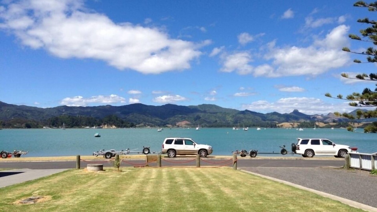 Coromandel House | Wyuna Bay Waterfront Bach - Coromandel Harbour