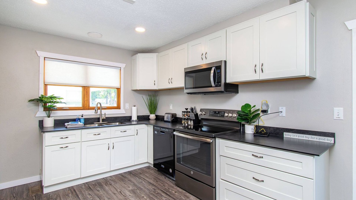 Moorhead House | XL Fenced Yard I 4 min to MSUM I Grill I Games