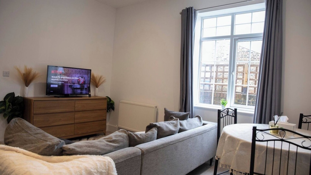 Maidstone Apartment | XL Modern Studio Flat In Kent