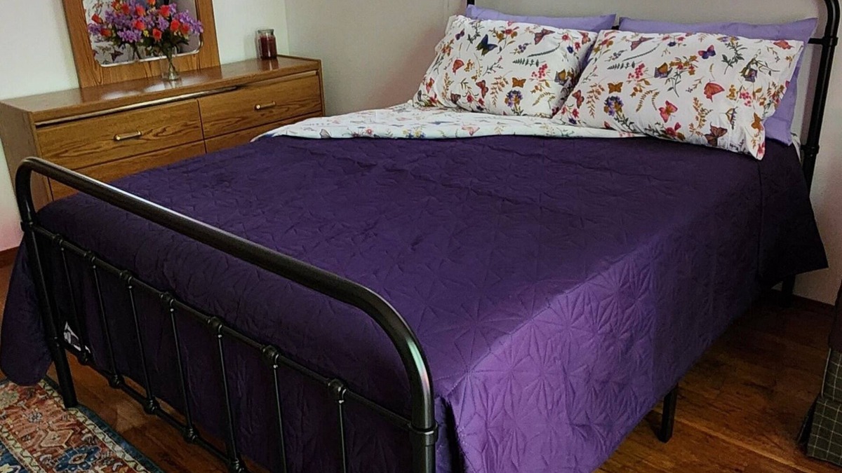 Kent Bed & Breakfast | XL Tukwila Bedroom+Queen Bed+ 50"TV+Kitchenette+Coffee Bar "Private XL Bathroom"