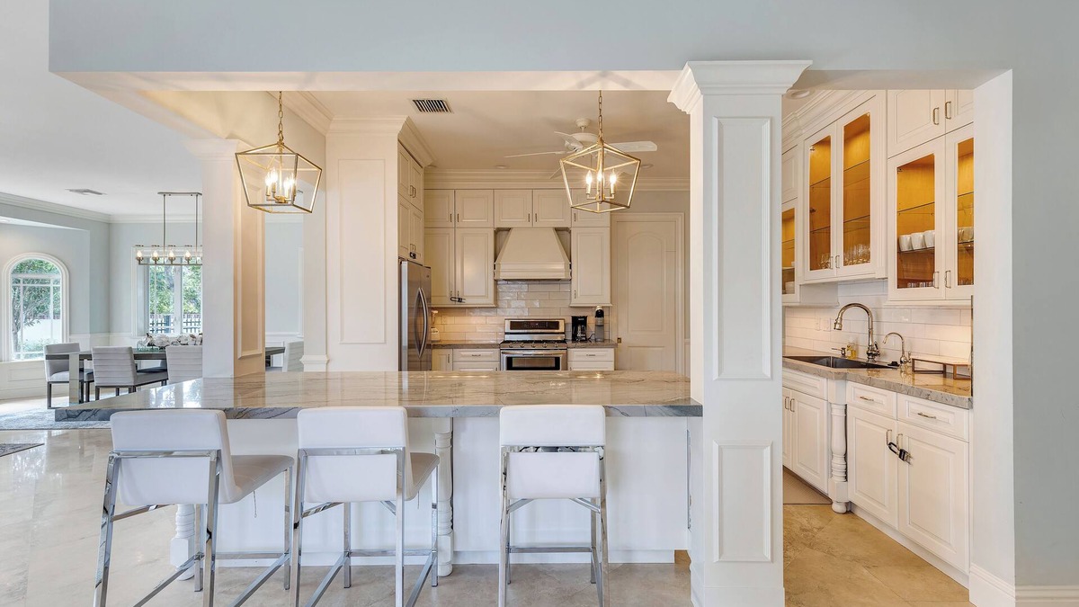 Birch Park Finger Streets House | XMAS Available, Deckland Beach House, 2 mins to the Beach. Family Pool Home!