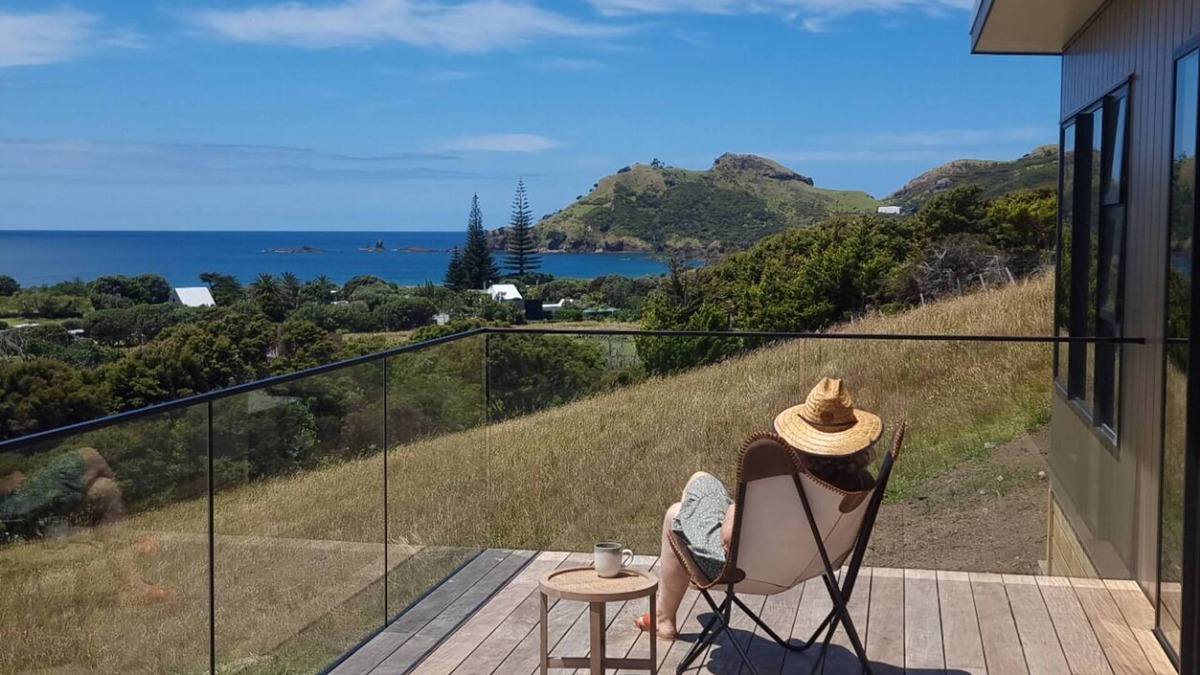 Tryphena House | XSPOT Medlands - new 2 bed 2 bath pad - ocean views - 5 min. stroll to the beach