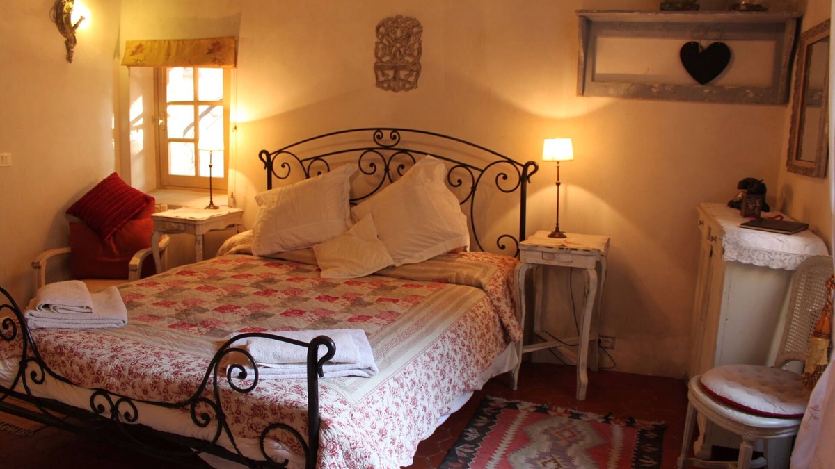 Flayosc Apartment | XVII century, central village apartment