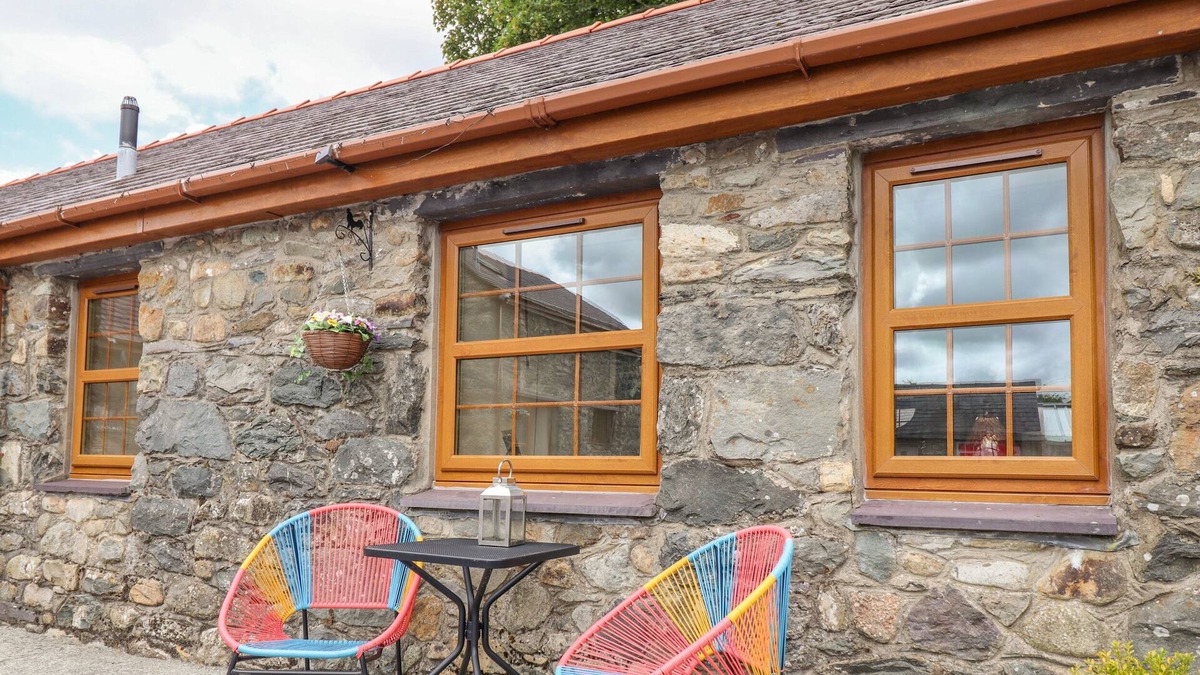 Pentir Cottage | Y BWTHYN, pet friendly, character holiday cottage in Y Felinheli