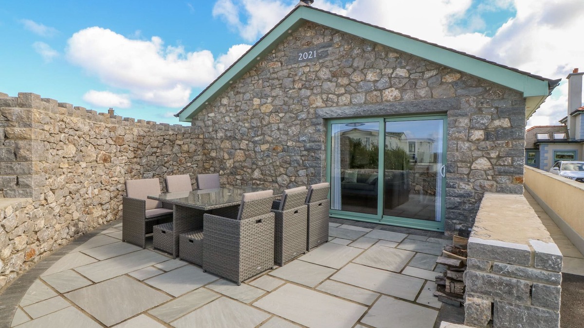 Rhosybol Cottage | Y BWTHYN, pet friendly, with open fire in Amlwch