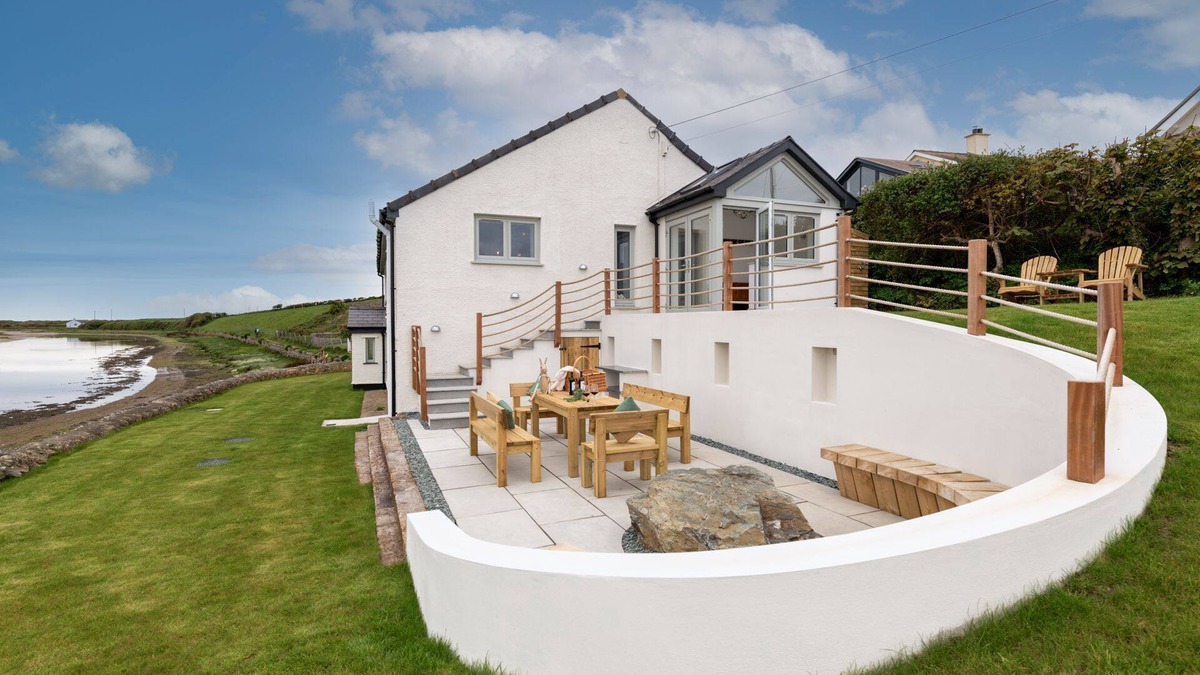 Malltraeth House | Y Cei: 4‑Bed Beach House Sleeping 8 in Aberffraw | Managed by Anglesey Holiday Lettings