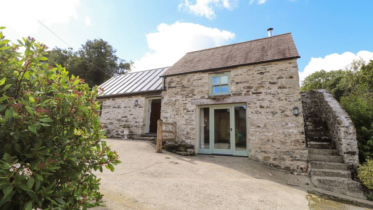 Felindre Farchog Cottage | Y FELIN AT COED CADW, pet friendly in Newport, Pembrokeshire