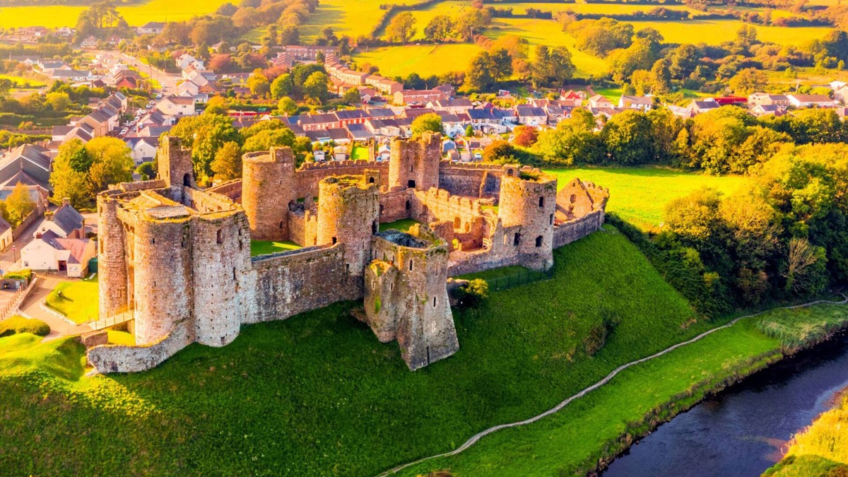 Kidwelly House | Y Felin is ideally situated to explore Carmarthenshire's beaches and castles.