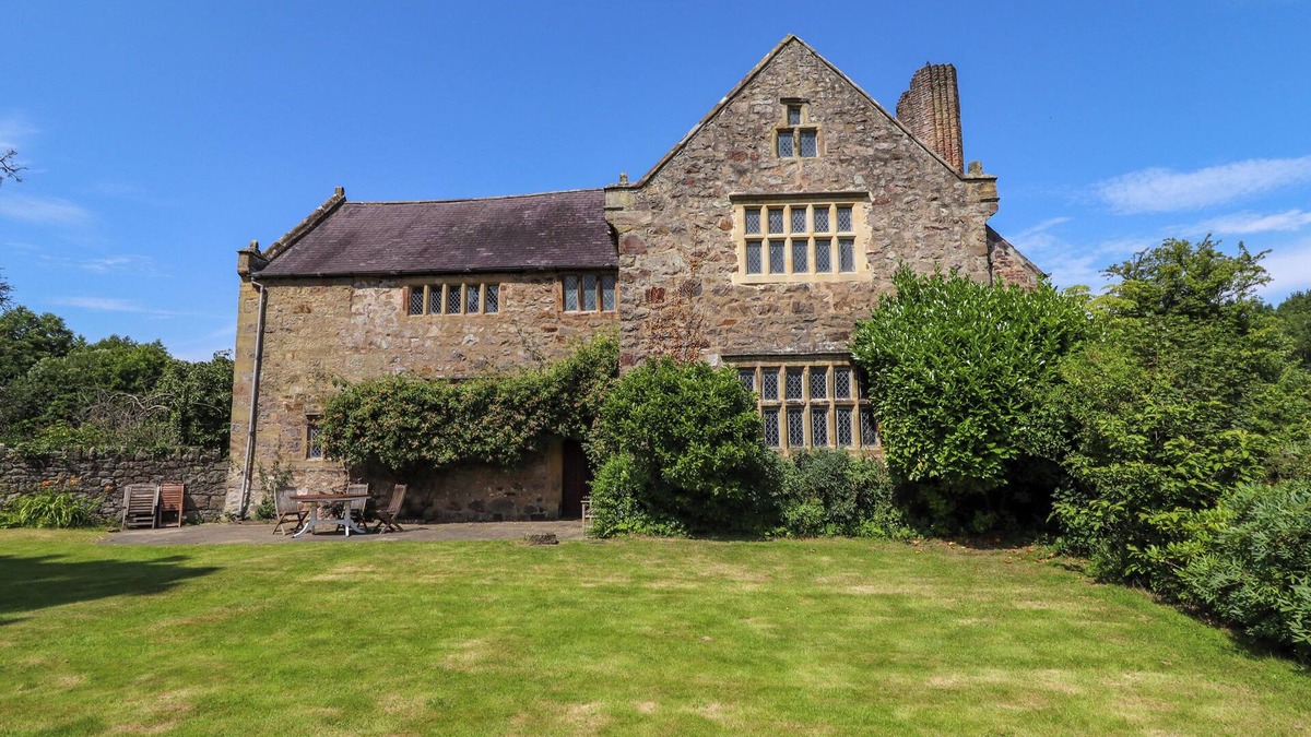 Pontblyddyn House | Y FFERM, pet friendly, character holiday cottage in Pontblyddyn