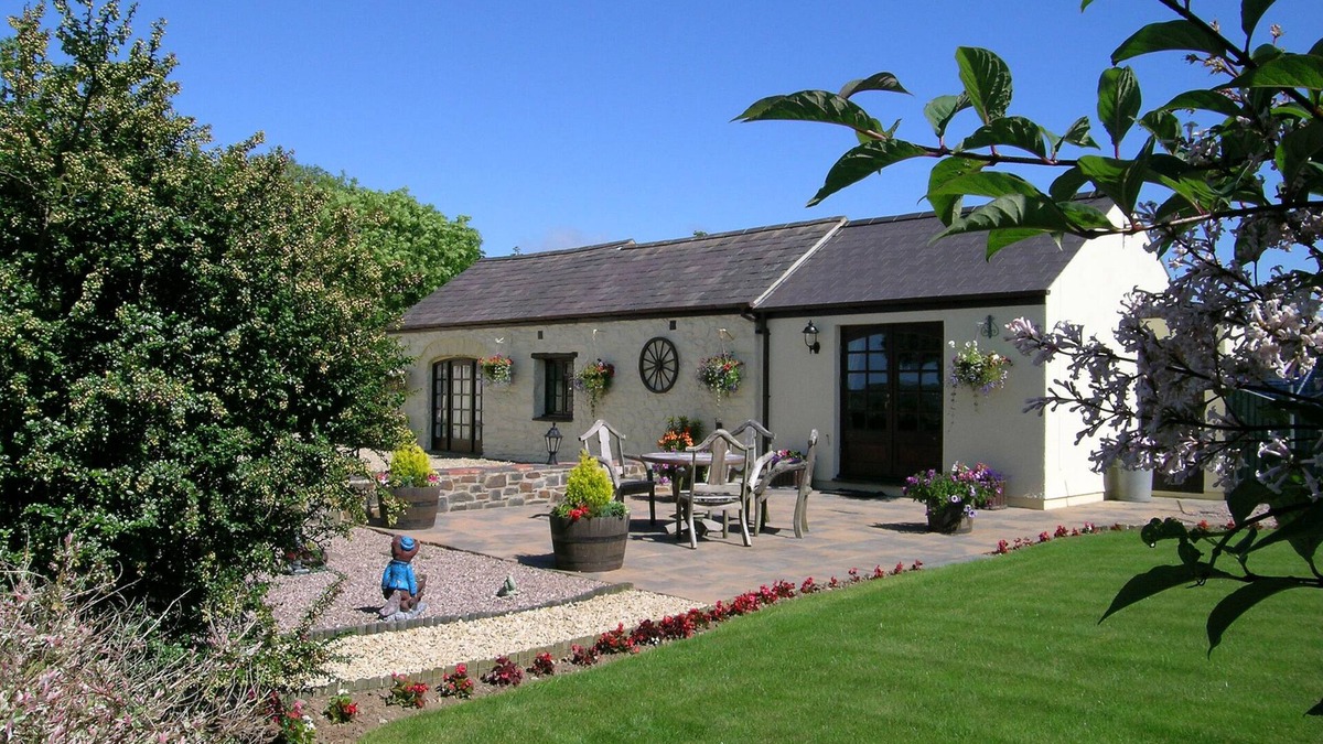 Dwrbach Cottage | Y STABL, romantic, with hot tub in Fishguard