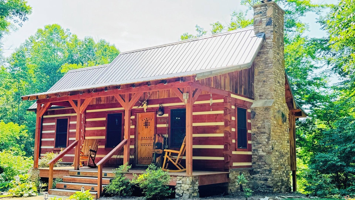 Arlington Cabin | Yadkin River Lodge-cozy stay on the bluffs overlooking the Yadkin River.