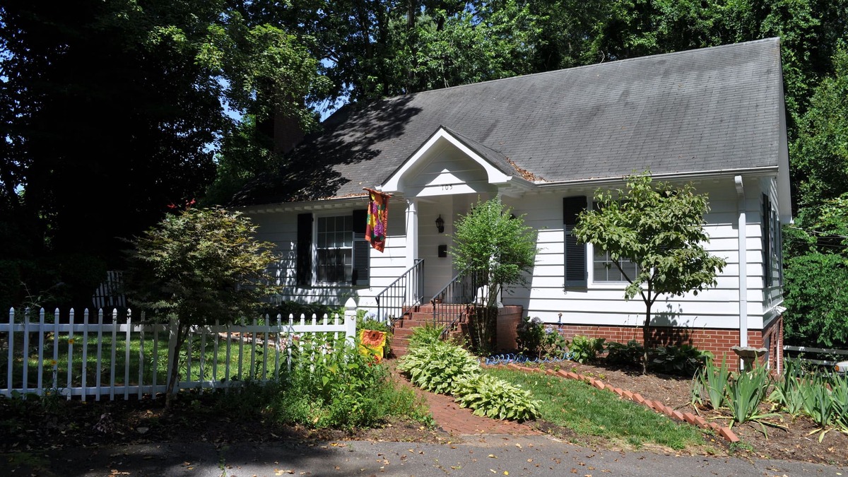 Jonesville Cottage | Yadkin Valley has the same viticulture stamp as NAPA. Canoes and Kayaks!
