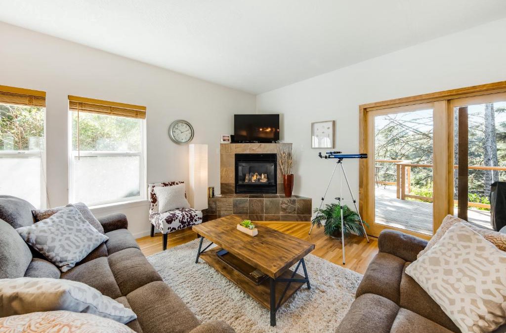 Agate Beach House | Yaquina Lighthouse View Beach Home