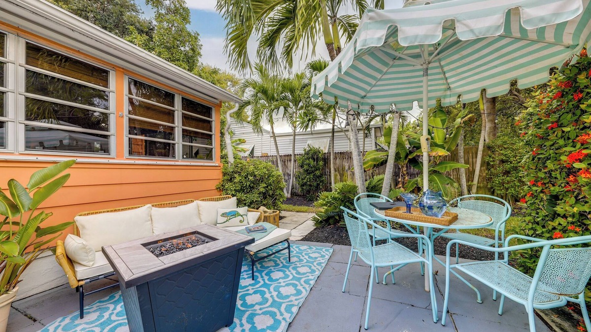 Lake Worth Cottage | Yard & Hot Tub: Historic Lake Worth Cottage!