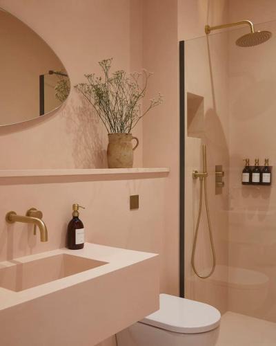 Ballycastle Apartment | Yarn - Milo Deluxe King Suite