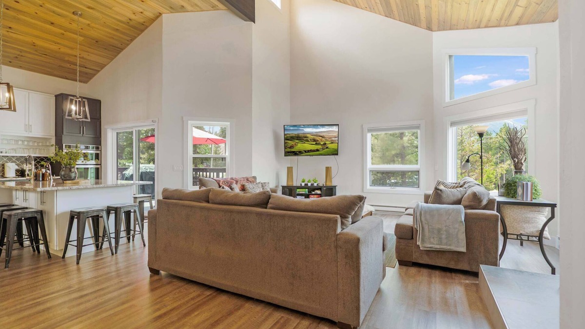 Breckenridge Heights House | Ydalir Haus - Lux 6BR Pets, w/Hot Tub & Game Room