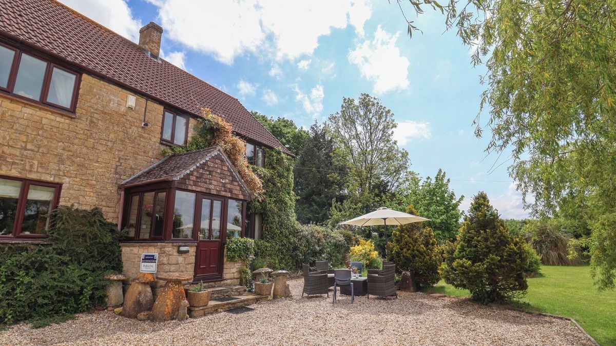 Beaminster Cottage | YEABRIDGE FARM, family friendly, with a garden in Mosterton