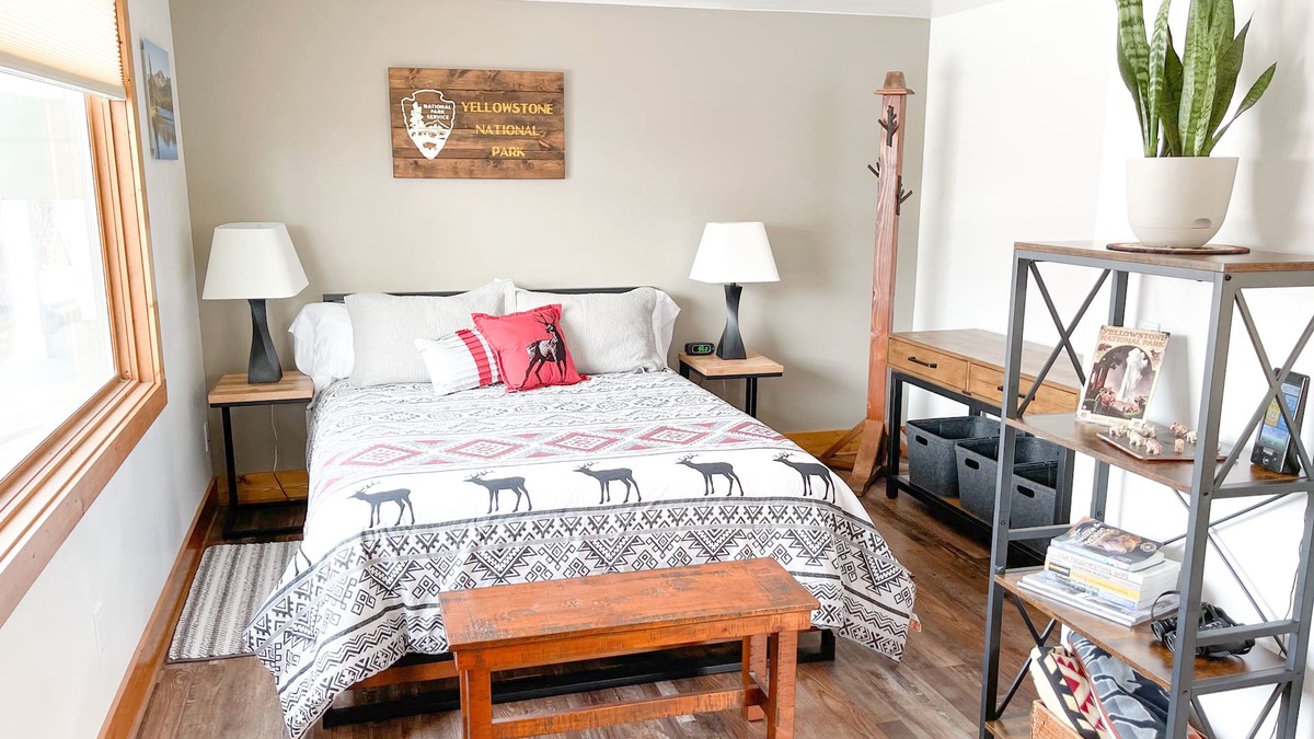 Gardiner Apartment | YEAR ROUND, a Cozy Studio for 2, Overlooking the Historic Yellowstone Arch