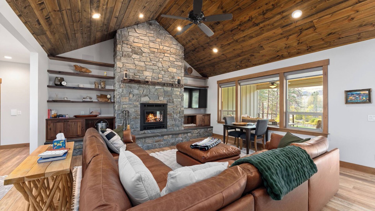 Pateros House | Year-Round AdventurenRiverfront 4-bedroom retreat with 2 king suites