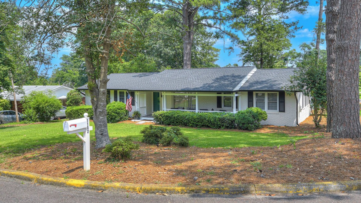 National Hills House | Year-Round Charming 5-Bedroom Retreat One Block from Historic Magnolia Lane