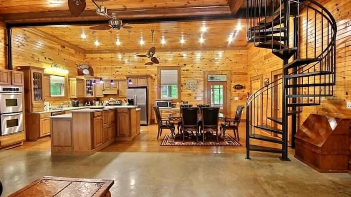 Counce House | Yellow Box at Pickwick 3 bedroom, bonus game room