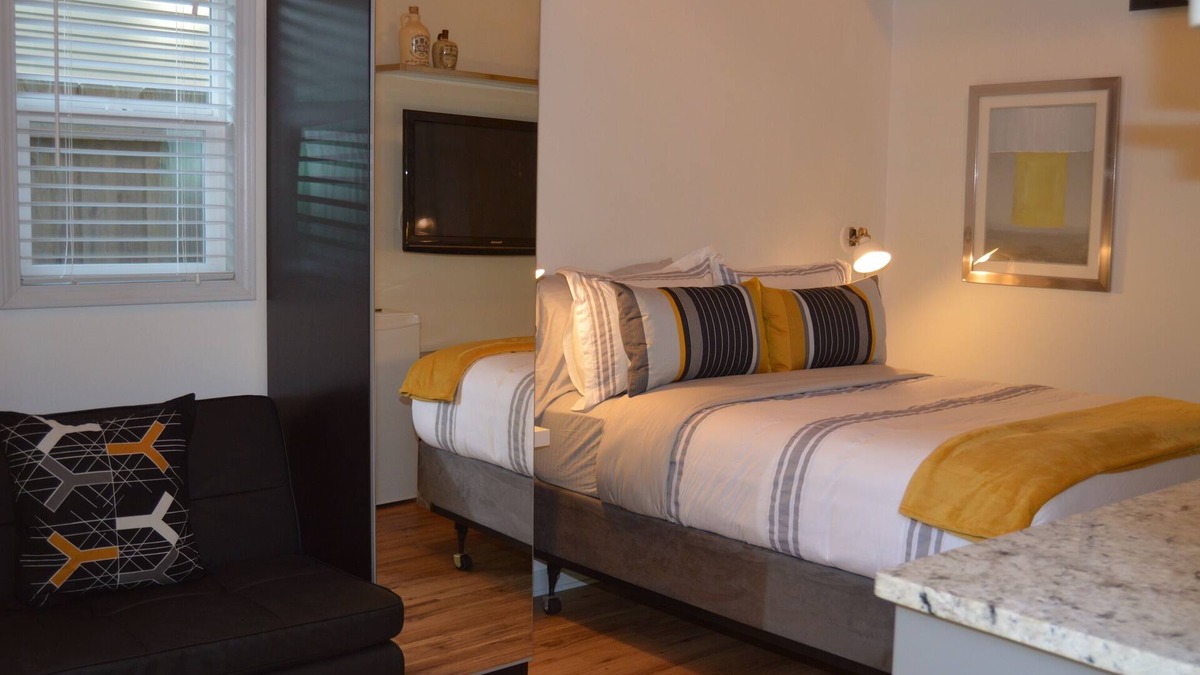 Talahi Island Cottage | Yellow door carriage house