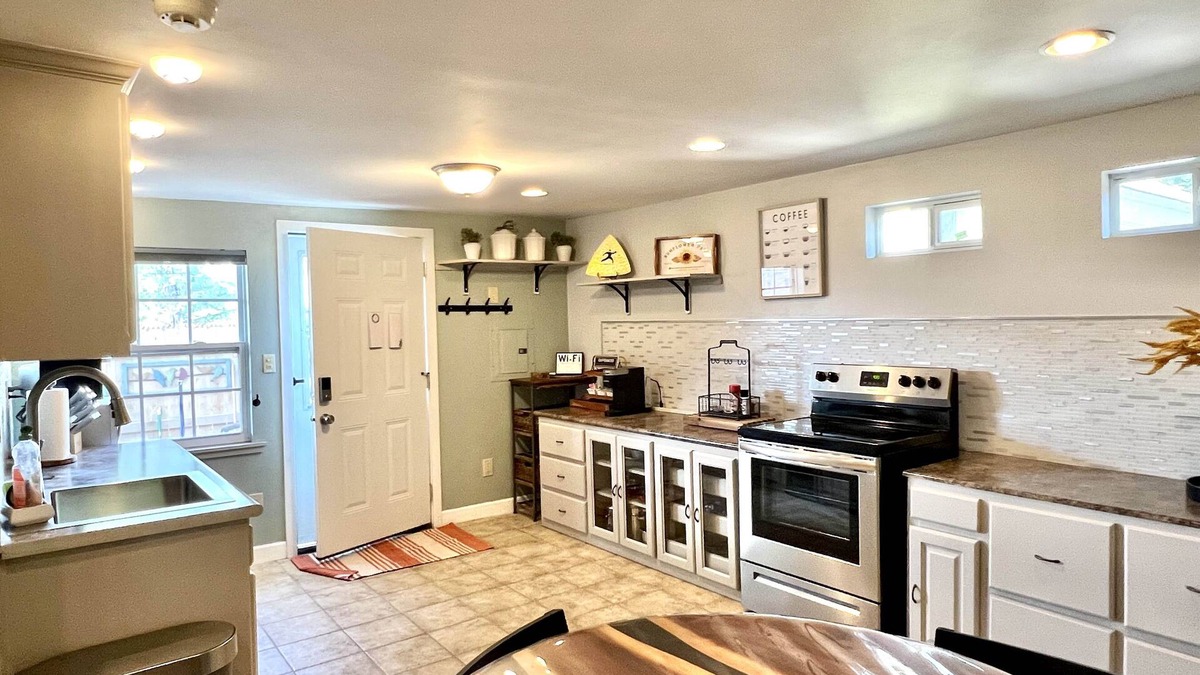 Amarillo House | Yellow Guest House near I-40 and I-27