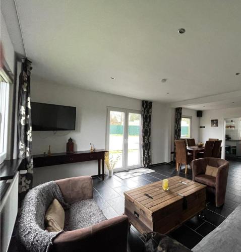 Edinghausen House | Yellow House