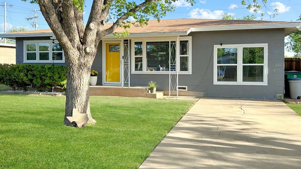 San Angelo House | Yellow Texas Star House next to Goodfellow AFB
