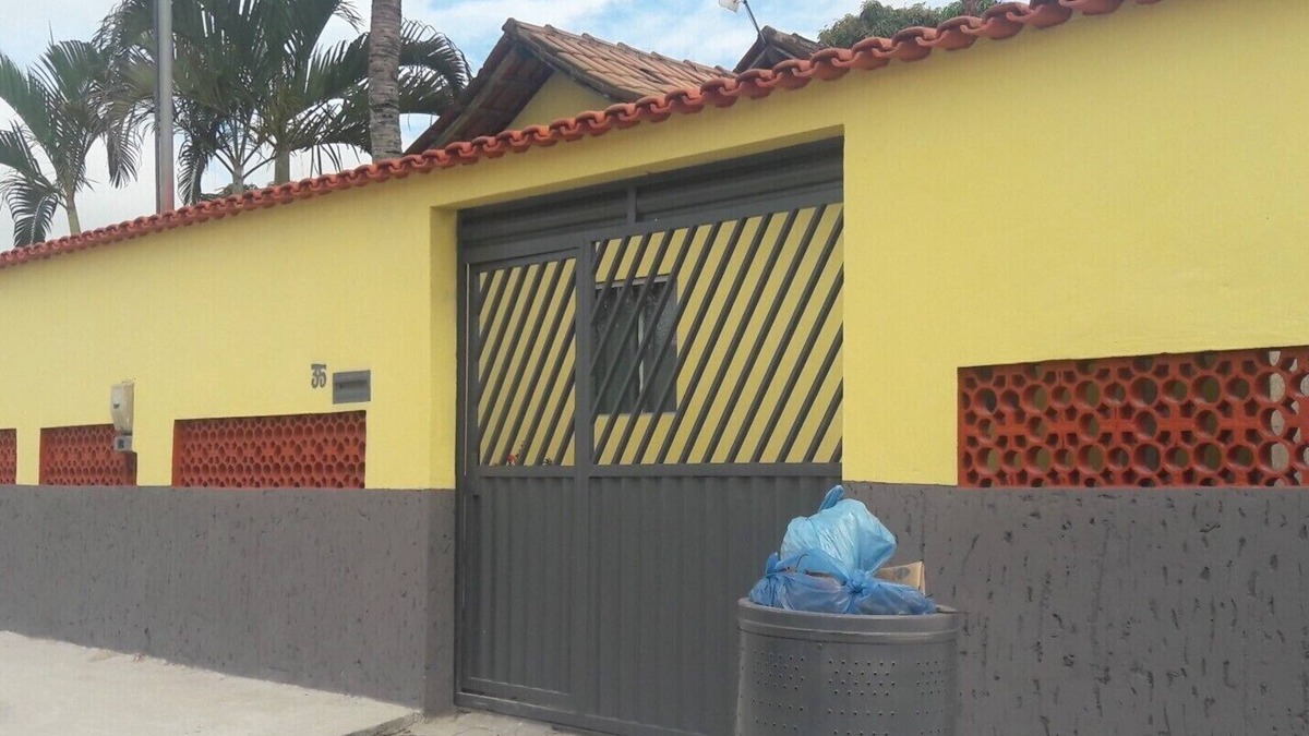 Prado House | Yellow vacation home