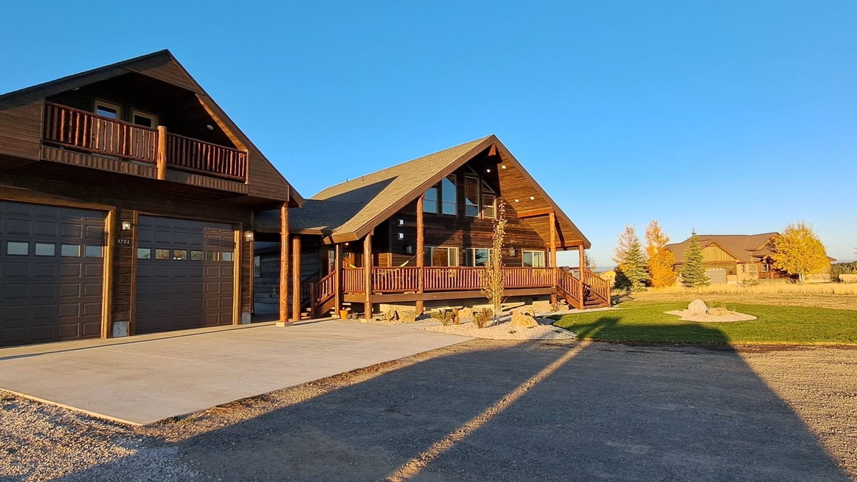 Island Park House | Yellowstone 6 Bed 6 Baths+ 2 Bedroom Apartment Optional, HOT TUB, Sleeps 25