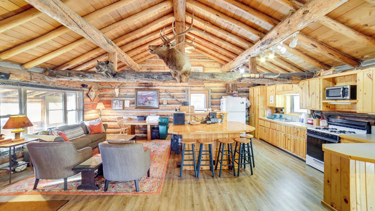 Big Sky Cottage | Yellowstone Cabin Getaway Near National Park
