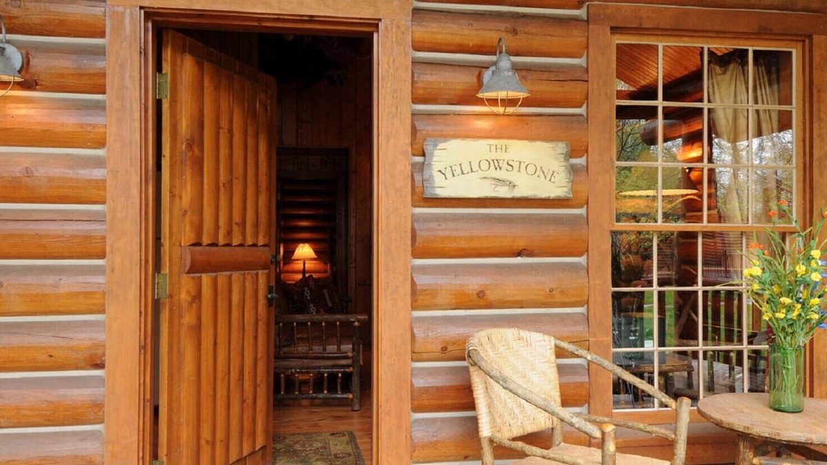 Ennis Cabin | Yellowstone – Cozy Log Cabin in Madison River Valley with Shared Outdoor Pool
